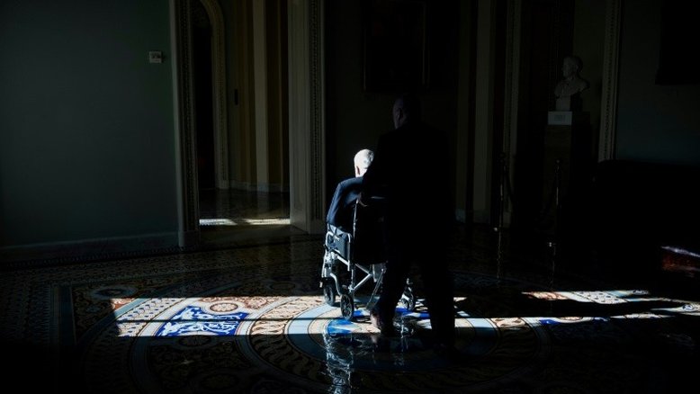 McCain pede que Trump pare os ataques contra jornalistas