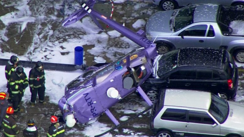 Helicóptero cai em estacionamento de emissora de TV em Osasco