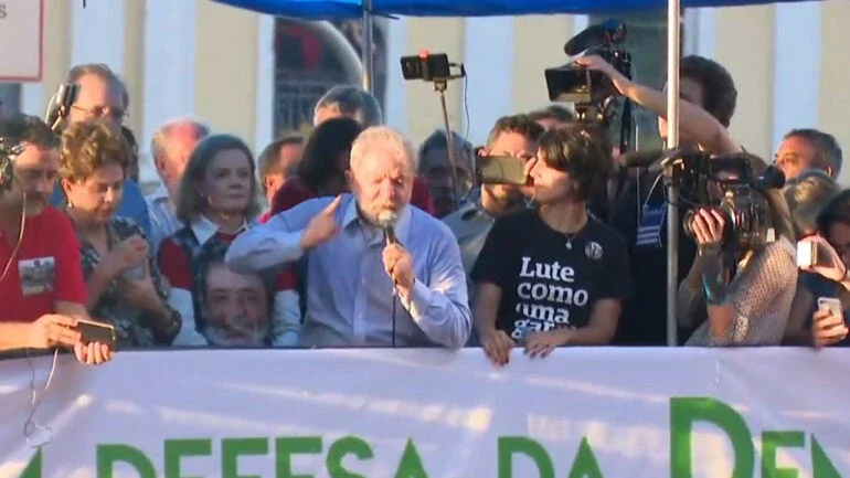 "Vim aqui falar de minha candidatura. Vamos ganhar as eleições", diz Lula em manifestação