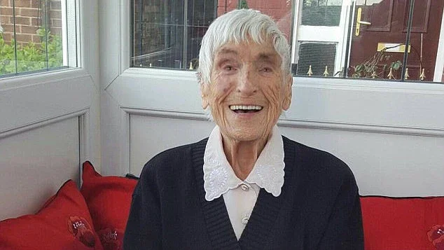Avó inglesa com mais de 150 netos morre aos 98 anos