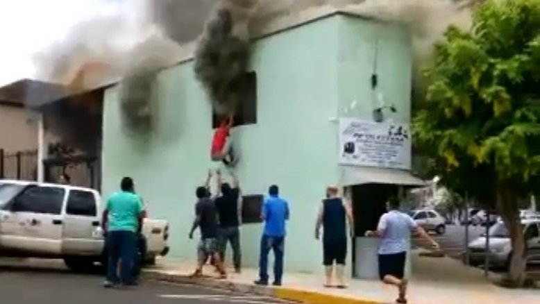 Vídeo: pedreiro salva criança de incêndio e vira herói no RS