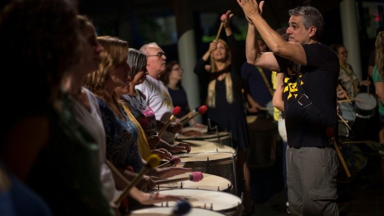 Samba, suor e bolso vazio: o desafio dos cariocas para pôr o bloco na rua