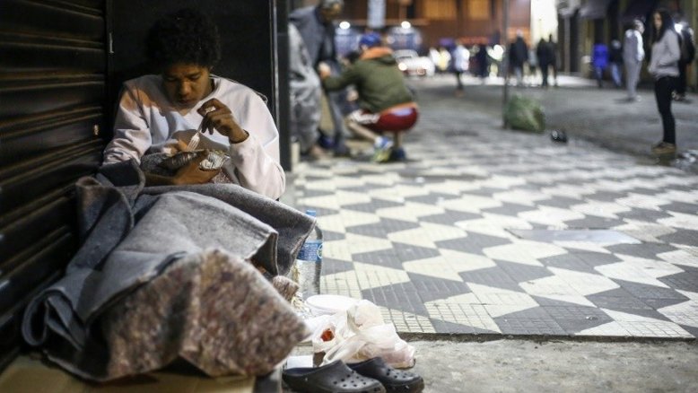 Frio leva pessoas em situação de rua a se abrigar no Metrô de SP