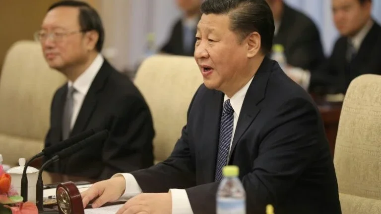 China abre caminho para que Xi Jinping permaneça por tempo indeterminado no poder