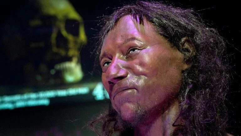 Primeiro homem britânico era negro e tinha olhos azuis