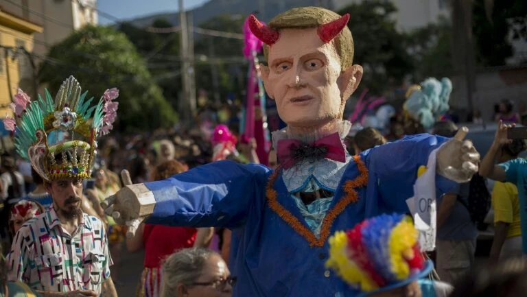 Carnaval mais contestador começa no Rio com a bênção de Crivella