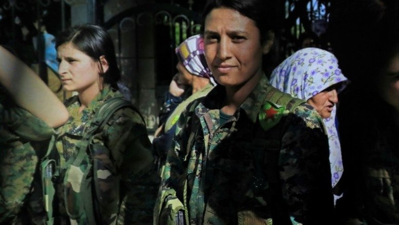 Imagens do corpo mutilado de mulher combatente revoltam curdos da Síria
