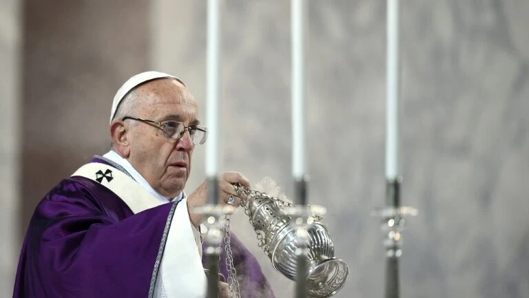 Papa admite que recebe com frequência vítimas de padres pedófilos