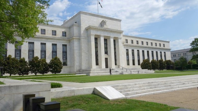 Inflação dos EUA se acelera em janeiro e sobe 0,5%