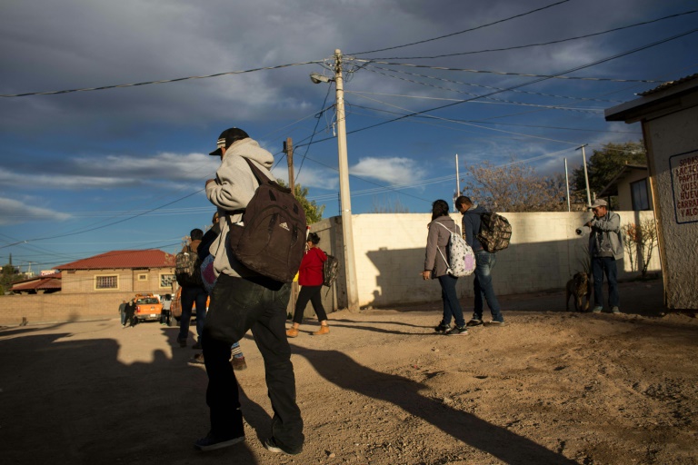 Mais de 100 migrantes abandonados em trailer a caminho dos EUA são encontrados no México