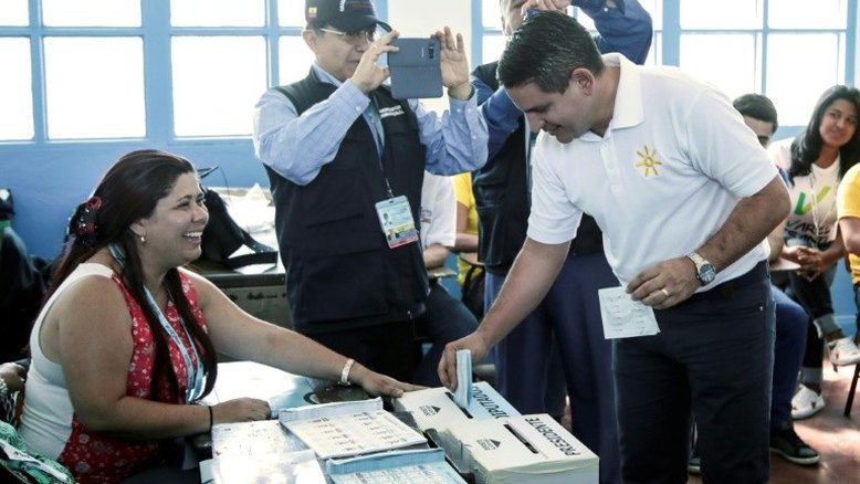 Pastor evangélico lidera eleição na Costa Rica e vai ao 2º turno