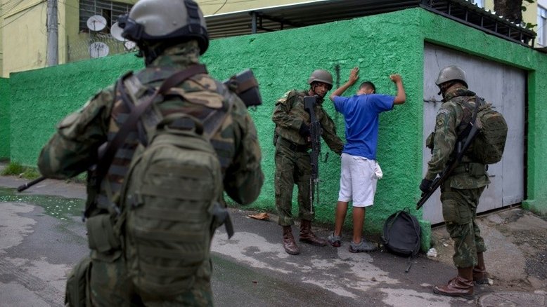 Temer assina decreto, e Exército vai intervir na segurança do Rio