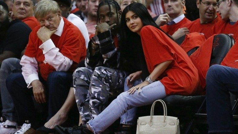 Kylie Jenner anuncia nascimento da filha e 'quebra' a internet