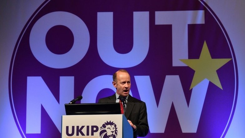 Militantes do partido britânico UKIP votam pela saída de seu líder