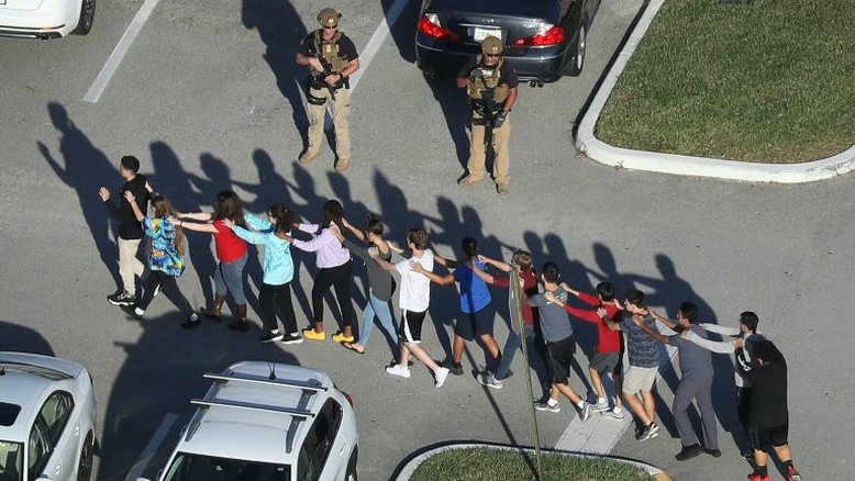 Xerife autoriza agentes com fuzis em escolas nos EUA