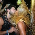 Sabrina Sato brilha em desfile da Vila Isabel na Sapucaí; fotos