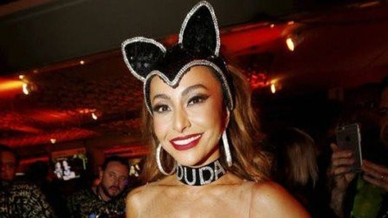 Sabrina Sato explica a 'coleira' que usou no carnaval