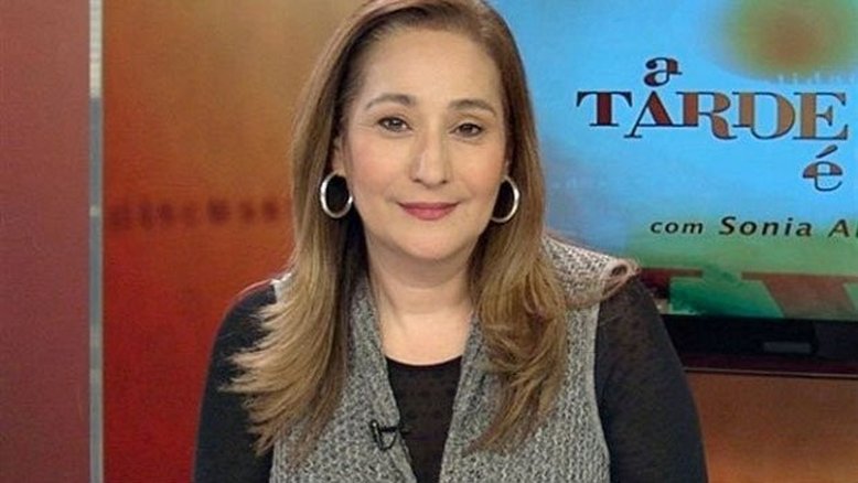 Médico explica o que é pneumonia bacteriana; doença que fez Sonia Abrão ser internada