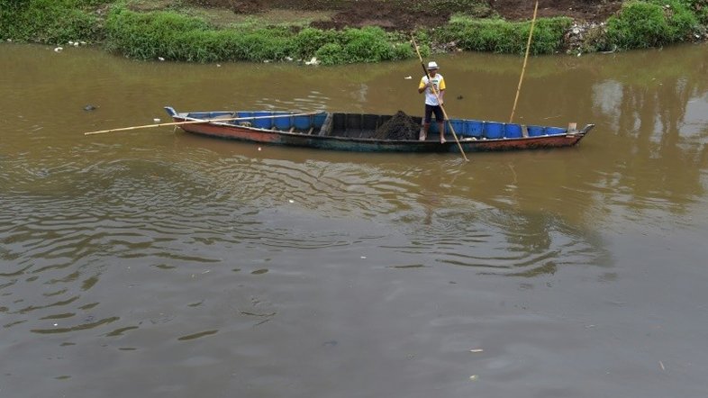 O enorme desafio de limpar o rio mais poluído do mundo na Indonésia
