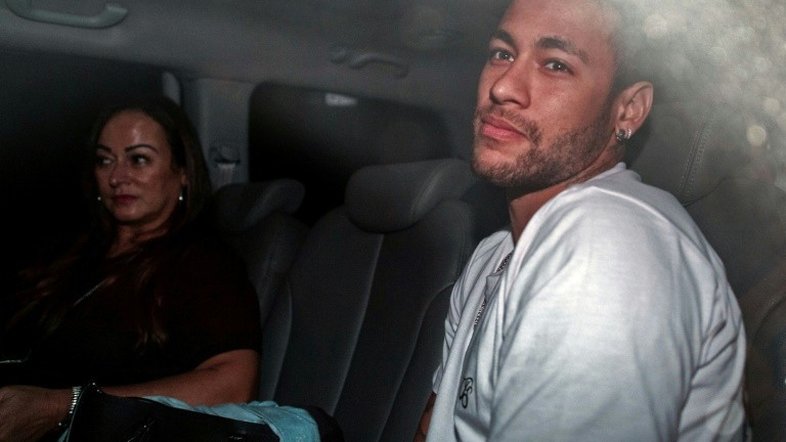 Neymar é operado em hospital de Belo Horizonte e inicia recuperação