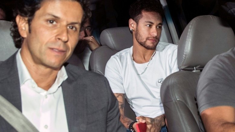 Após cirurgia, Neymar fica em observação e será reavaliado em seis semanas