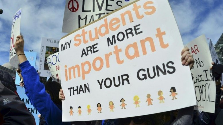 Multidões tomam as ruas dos EUA contra o livre acesso às armas de fogo