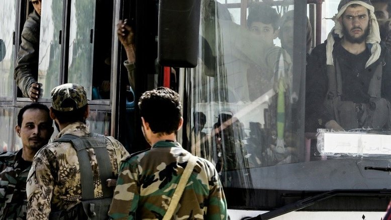 Maior comboio de evacuados deixa a zona rebelde síria de Ghuta Oriental