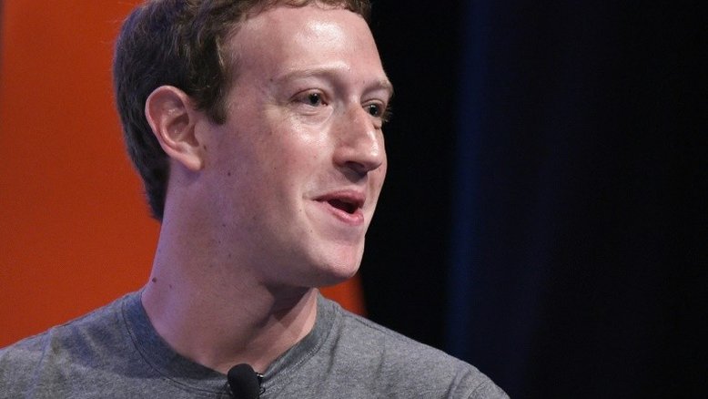 Zuckerberg novamente encostado contra a parede