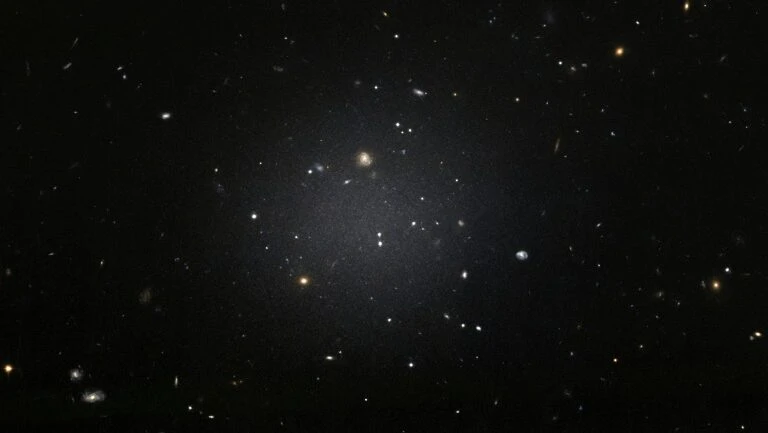 Astrônomos descobrem galáxia sem matéria escura