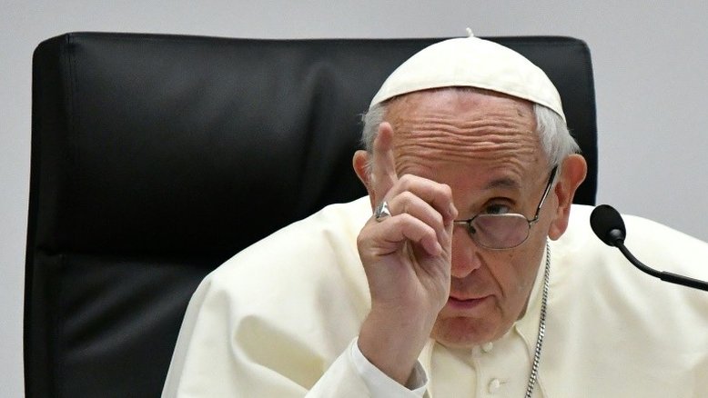 Papa Francisco se dirige aos jovens em novo livro