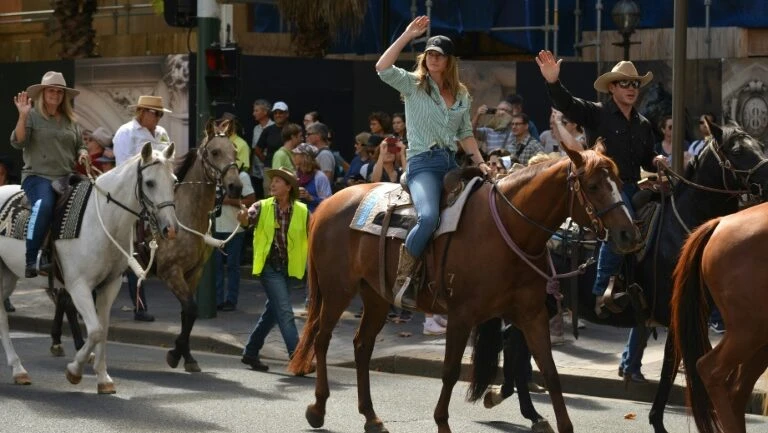 Milhares de australianos se manifestam contra grandes projetos de gás e carvão
