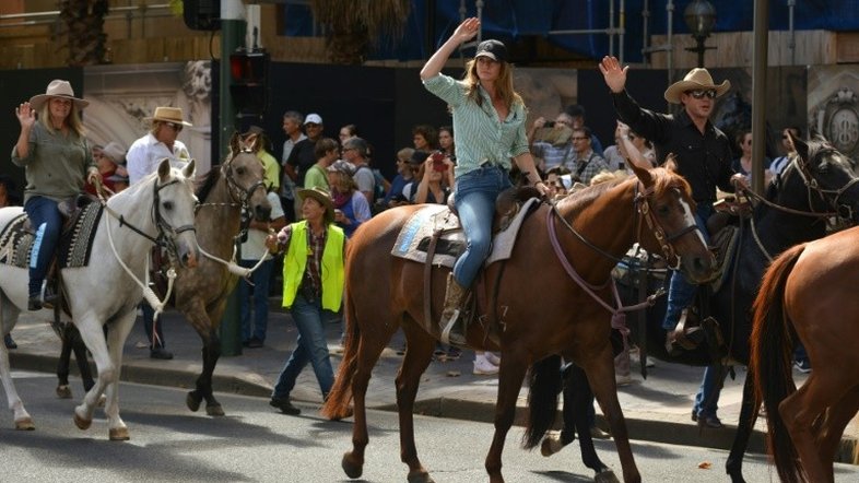 Milhares de australianos se manifestam contra grandes projetos de gás e carvão