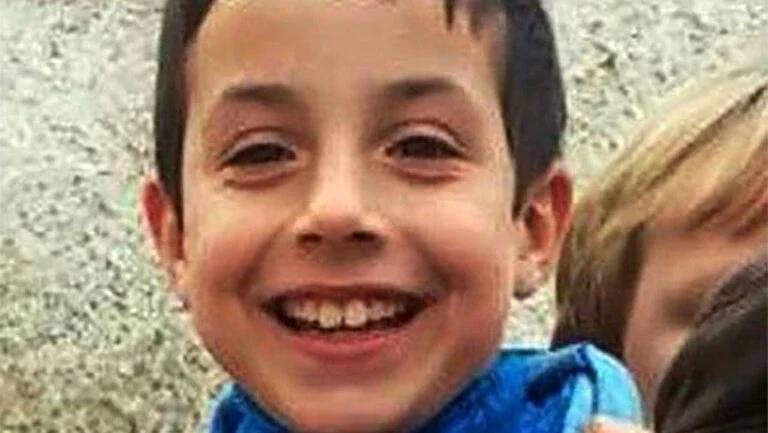 Menino desaparecido na Espanha encontrado morto no porta-malas de carro