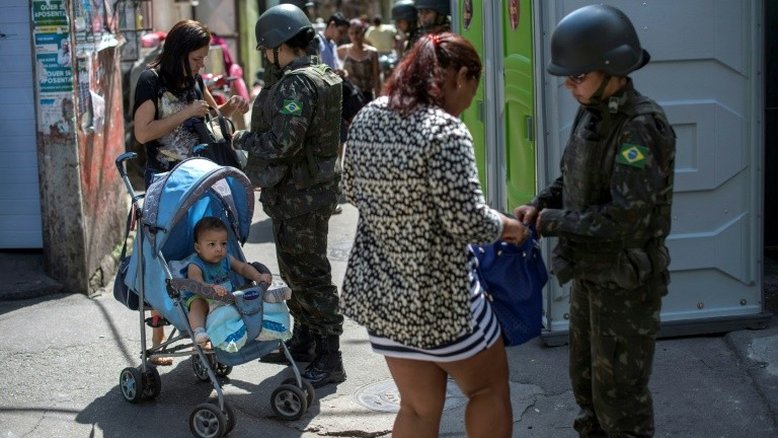 Intervenção federal no Rio de Janeiro traz más lembranças aos moradores da Maré