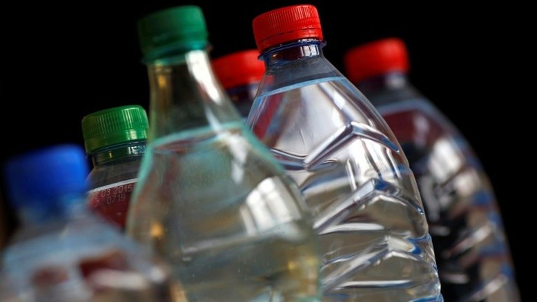 Principais marcas de água engarrafada estão contaminadas com plástico