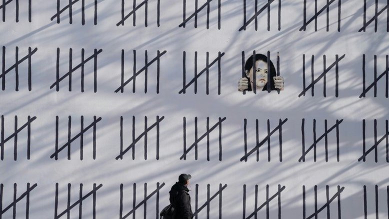 Grafite de Banksy em NY defende jornalista turca Zehra Dogan
