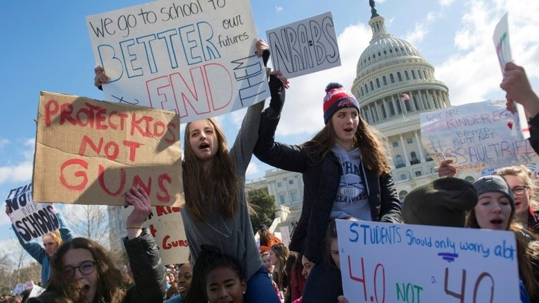 'Chega!': estudantes se mobilizam nos EUA contra armas nas escolas