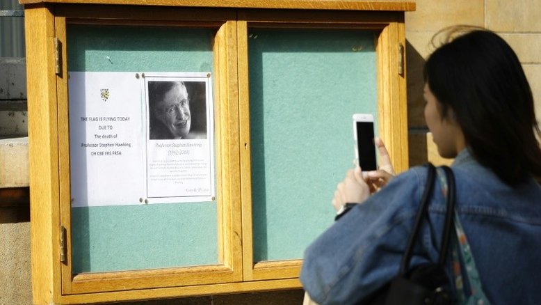 Universidade de Cambridge homenageia Stephen Hawking