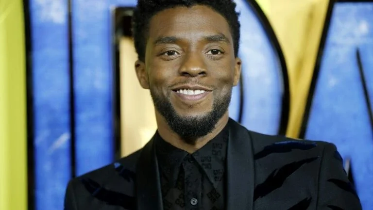 Atletas se comovem e prestam homenagem a Chadwick Boseman, o 
