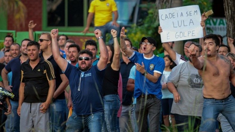 Lula, desafiado por Bolsonaro, encerra sua agitada caravana em Curitiba