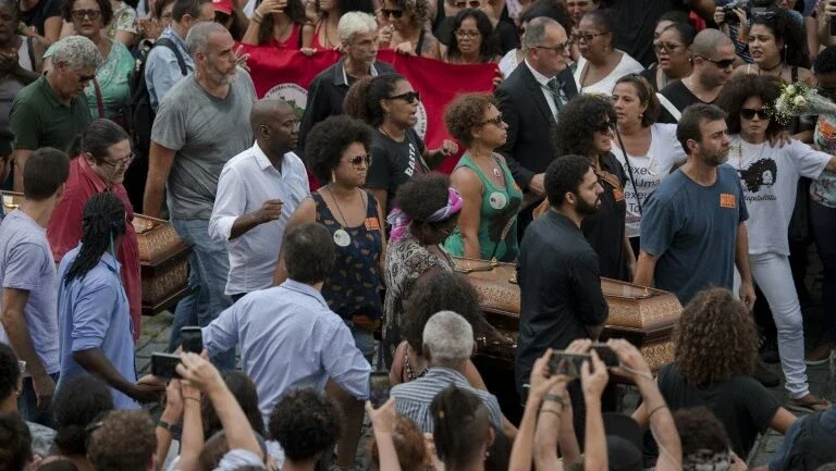 Multidão indignada dá adeus à vereadora assassinada no Rio