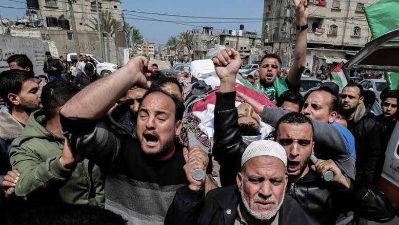 Palestinos enterram seus mortos após dia mais violento em vários anos