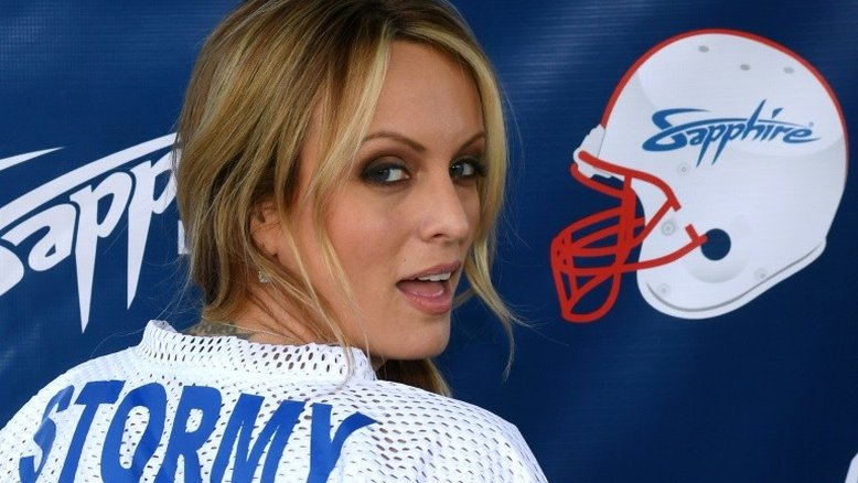 Atriz pornô propõe devolver dinheiro a Trump para poder falar sobre romance