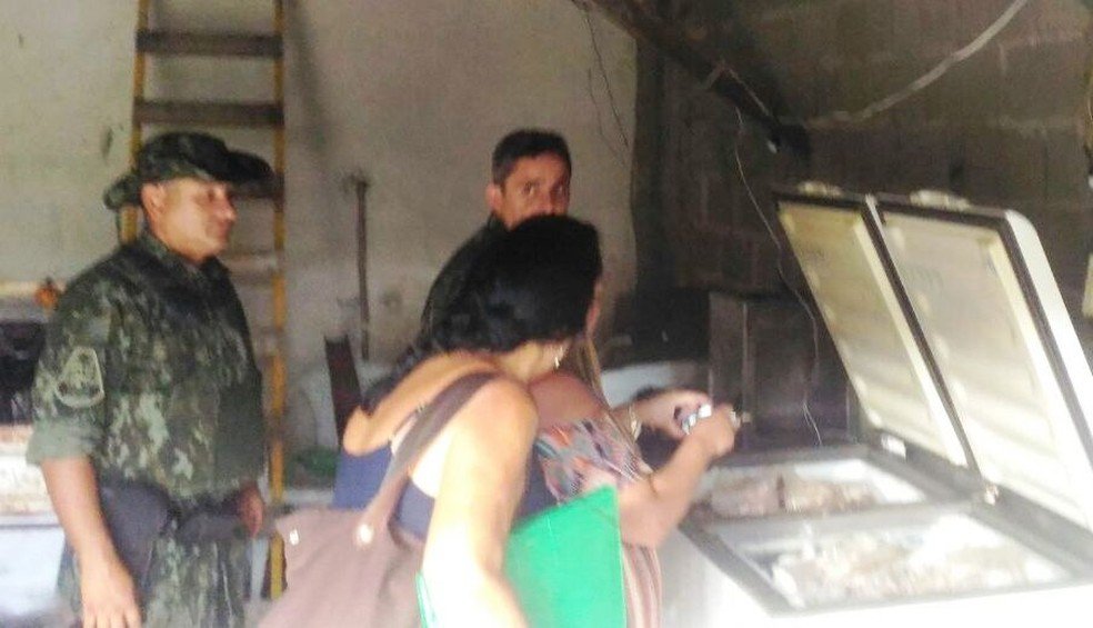 Ambulante que fazia 'espetinho' de bem-te-vi para vender é preso 2 Ambulante que fazia 'espetinho' de bem-te-vi para vender é preso