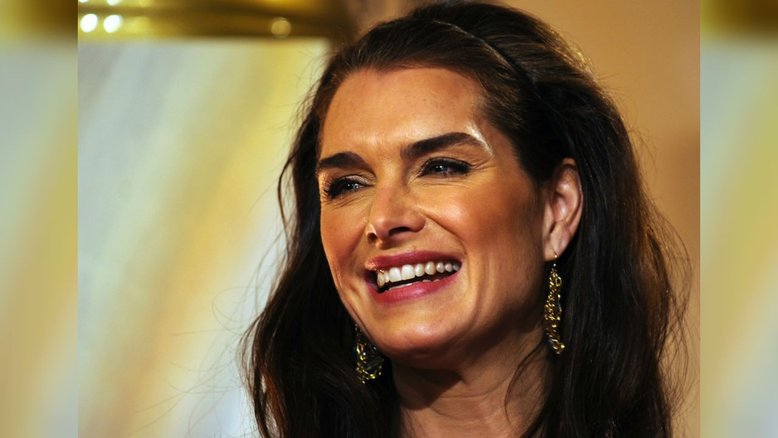 Brooke Shields impressiona seguidores com foto de biquíni