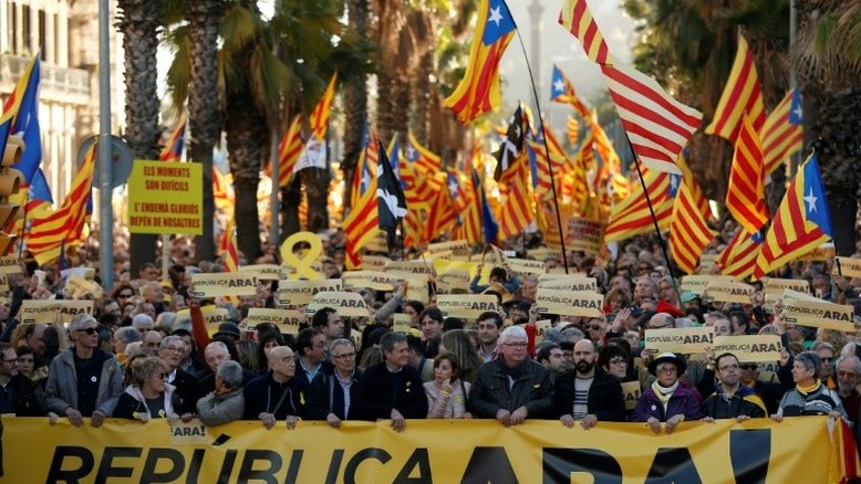 Dezenas de milhares de catalães marcham para exigir república