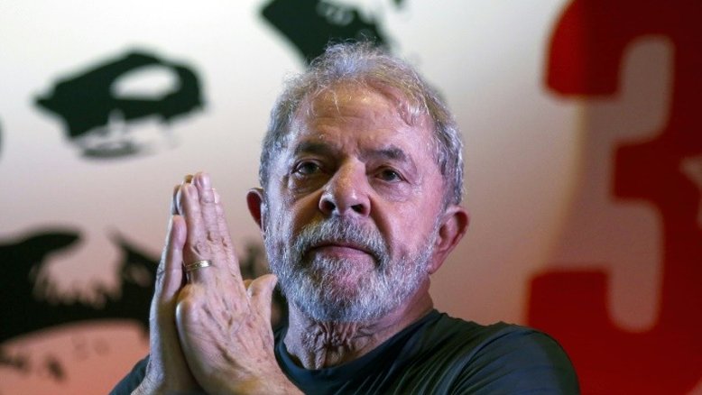 Manifestantes jogam pedras e ovos contra Caravana de Lula no sul do país