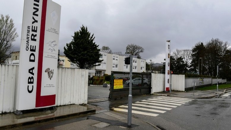 Homem tenta atropelar militares na França; dois detidos