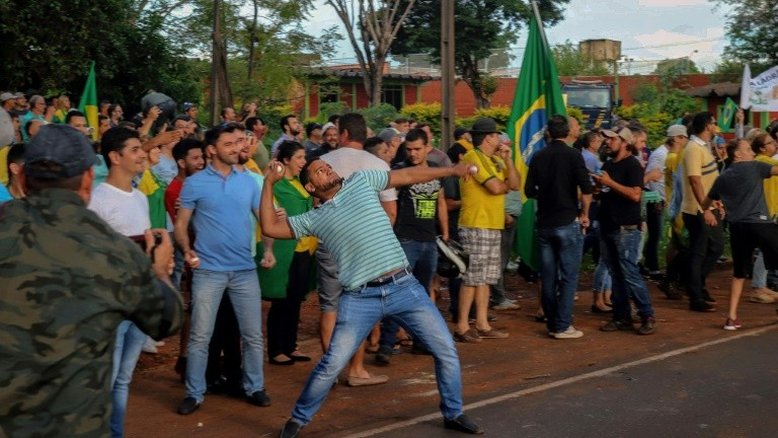 Ônibus da caravana de Lula são atingidos por três tiros