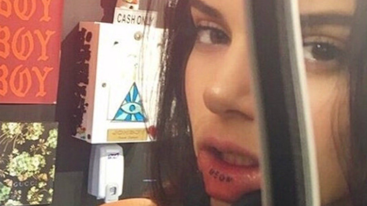 Kendall Jenner diz que estava bêbada ao fazer tatuagem nos lábios 2 Kendall Jenner diz que estava bêbada ao fazer tatuagem nos lábios